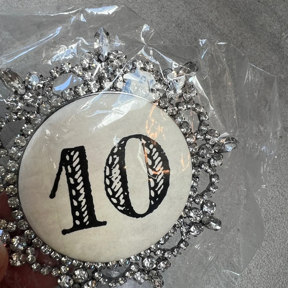Cake toppers in sparkly Silver - Numbers available as shown! Price for each #. 🎉